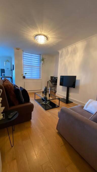 2 Bedroom Flat In Camberwell Green - Central Location With Excellent Connections To Tourist Attractions And Main London Airports Zewnętrze zdjęcie