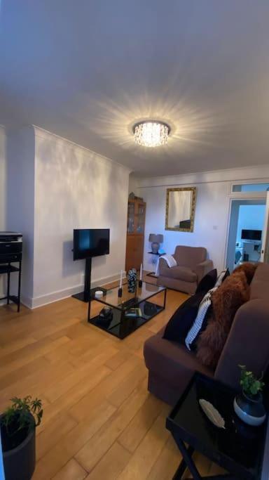 2 Bedroom Flat In Camberwell Green - Central Location With Excellent Connections To Tourist Attractions And Main London Airports Zewnętrze zdjęcie