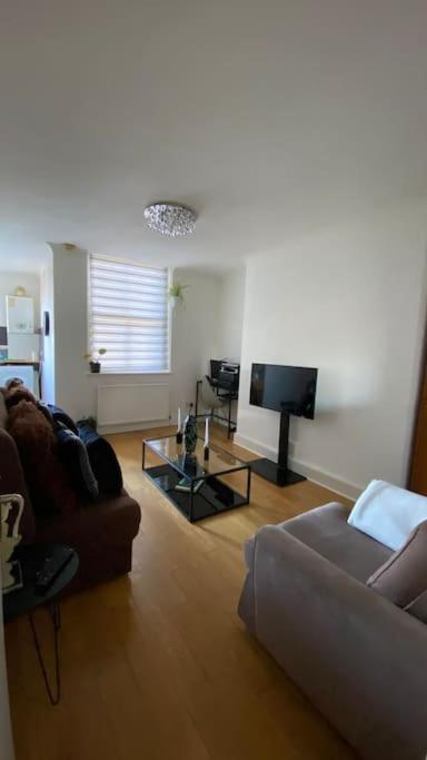 2 Bedroom Flat In Camberwell Green - Central Location With Excellent Connections To Tourist Attractions And Main London Airports Zewnętrze zdjęcie